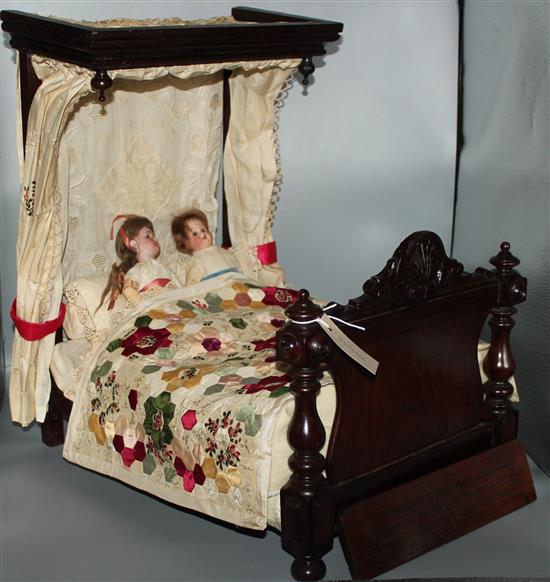 Miniature half Tester bed and 2 dolls